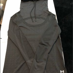 2/$20 item. Under armour long sleeve pullover. Lightweight. In great condition.